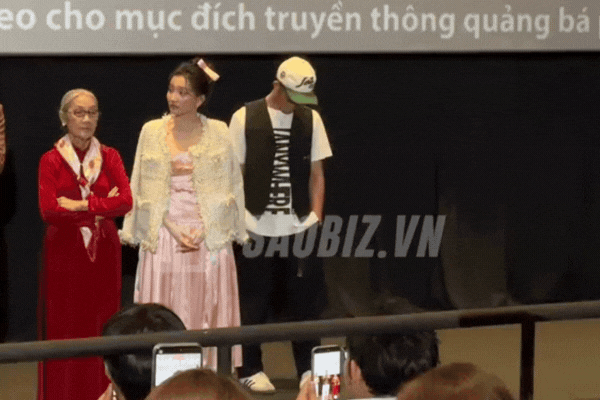 Hành động khó hiểu của Doãn Quốc Đam trong rạp chiếu phim khiến MXH xôn xao- Ảnh 2.