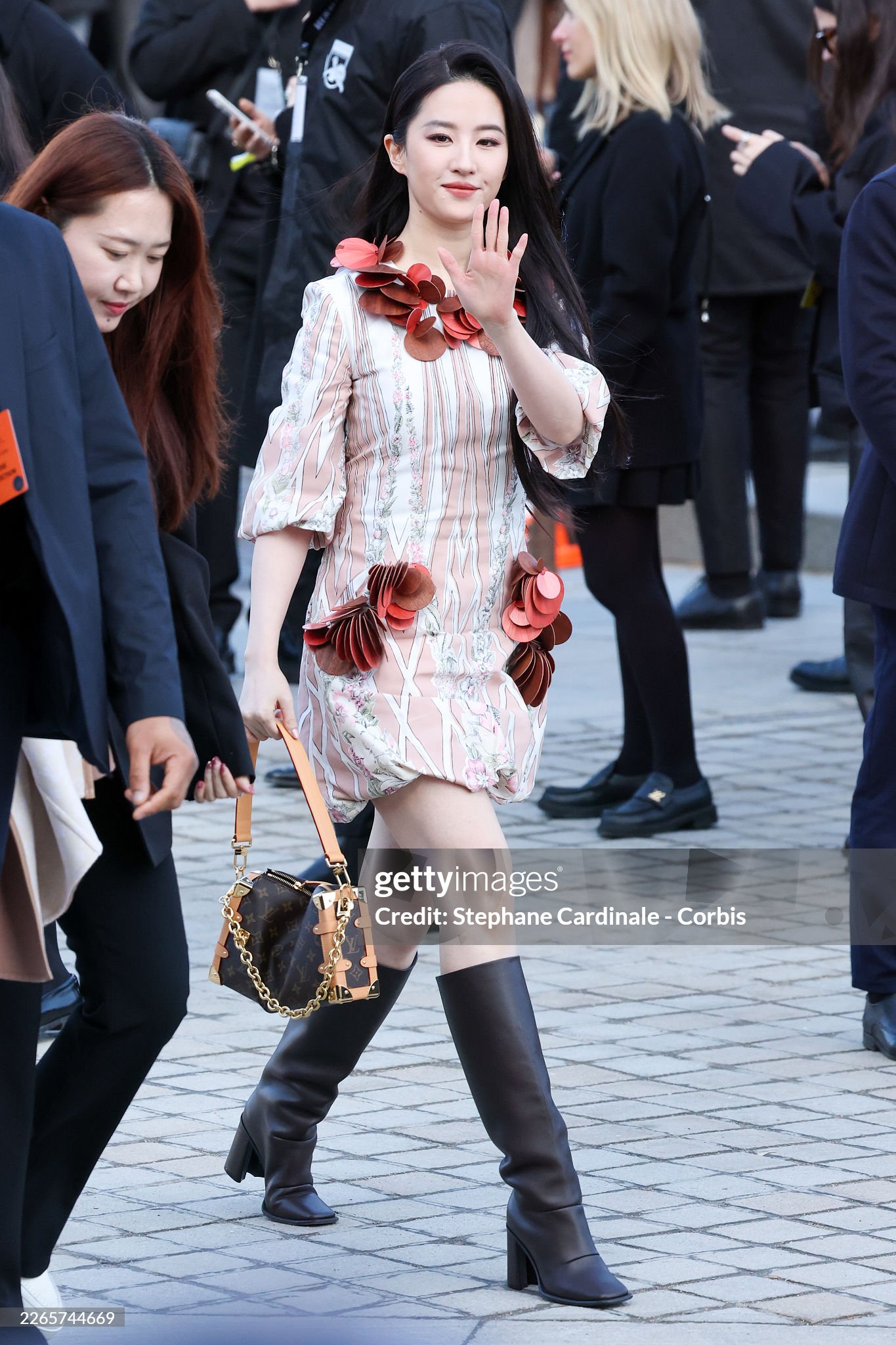 Lisa quá an toàn với gương mặt búp bê, Lưu Diệc Phi sến không tưởng, dàn sao hot tề tựu tại show Louis Vuitton- Ảnh 5.