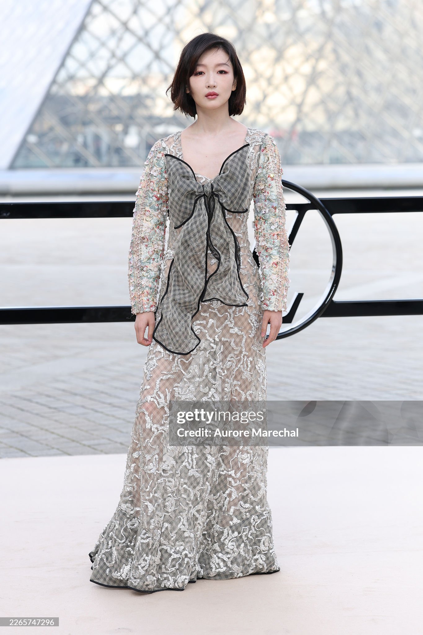 Lisa quá an toàn với gương mặt búp bê, Lưu Diệc Phi sến không tưởng, dàn sao hot tề tựu tại show Louis Vuitton- Ảnh 13.