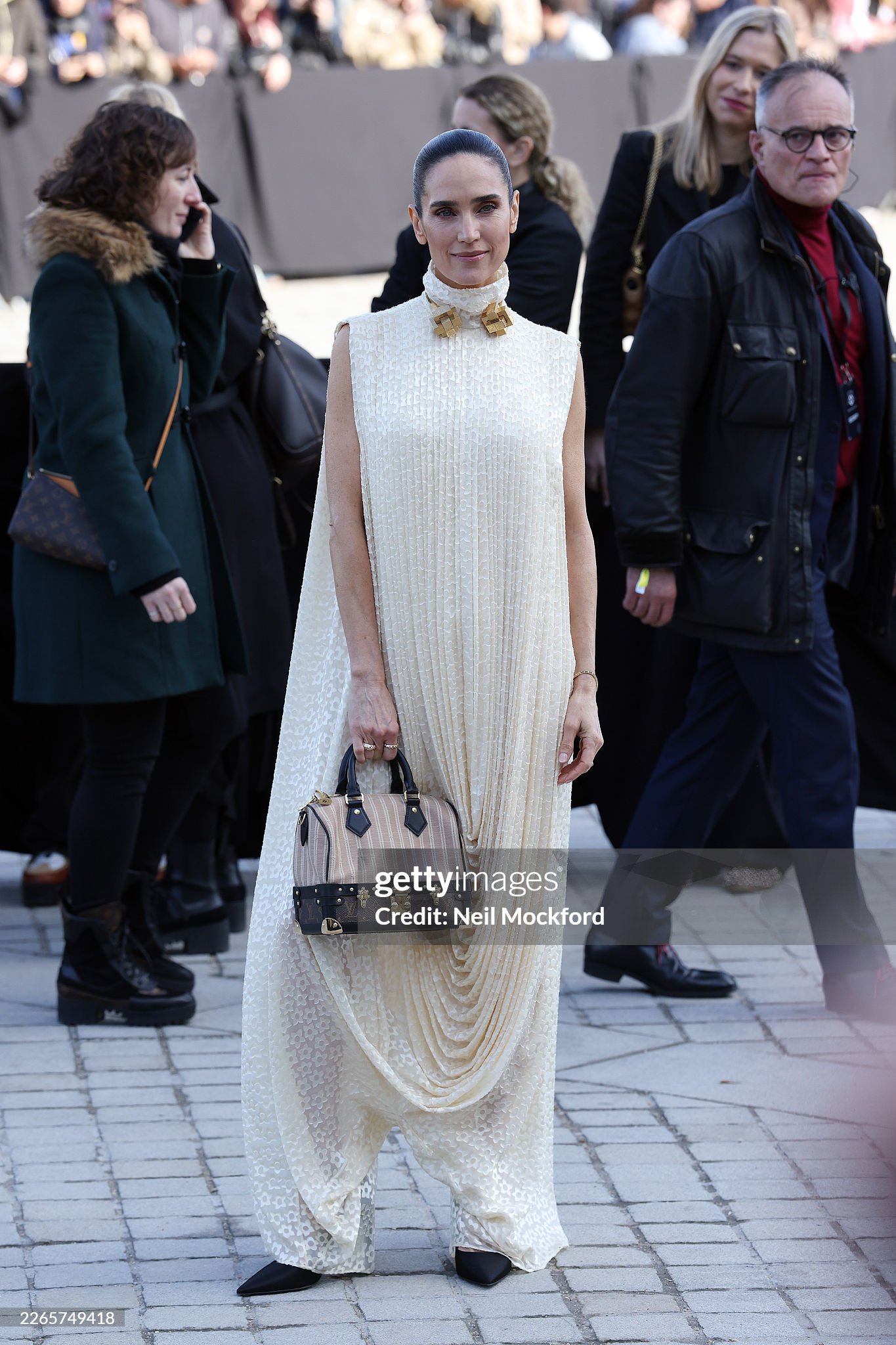 Lisa quá an toàn với gương mặt búp bê, Lưu Diệc Phi sến không tưởng, dàn sao hot tề tựu tại show Louis Vuitton- Ảnh 14.