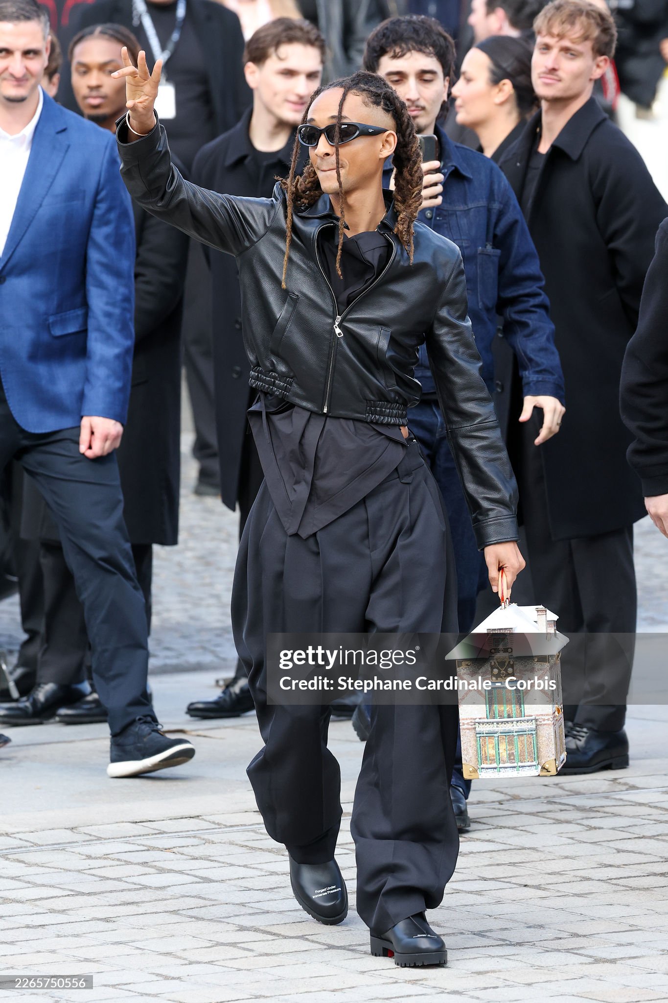 Lisa quá an toàn với gương mặt búp bê, Lưu Diệc Phi sến không tưởng, dàn sao hot tề tựu tại show Louis Vuitton- Ảnh 15.