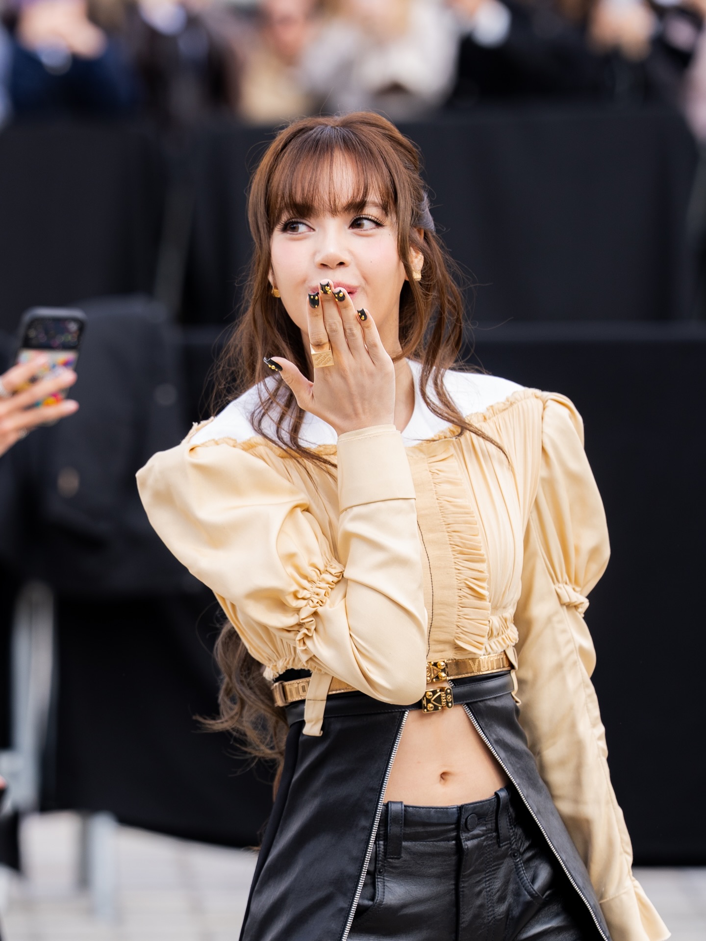 Lisa quá an toàn với gương mặt búp bê, Lưu Diệc Phi sến không tưởng, dàn sao hot tề tựu tại show Louis Vuitton- Ảnh 3.