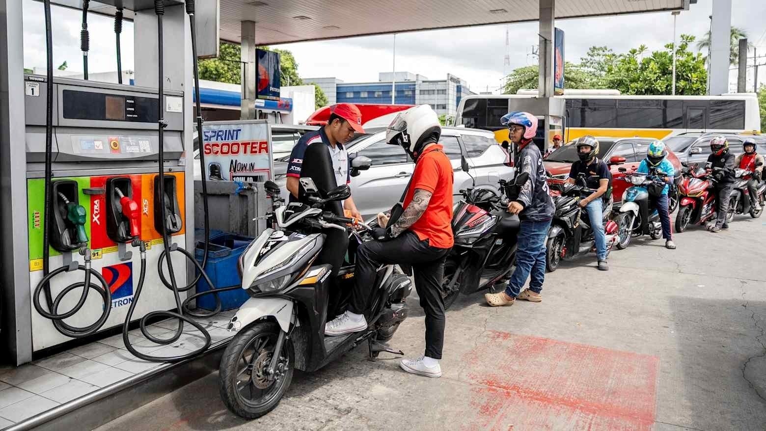 Một quốc gia Đông Nam Á vừa quyết định cho người lao động làm việc tại nhà để tiết kiệm xăng dầu - Ảnh 1.