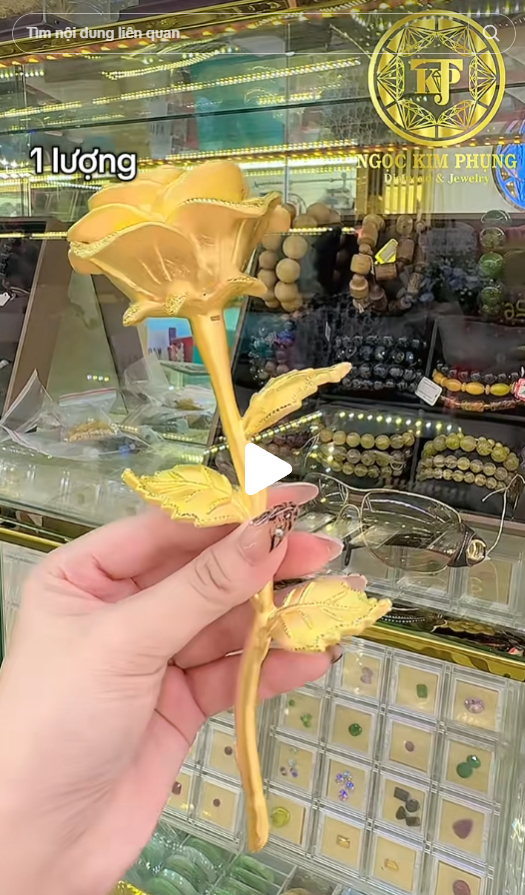 "Phú bà showbiz" khoe được tặng hoa hồng bằng vàng 9999, netizen thi nhau đoán giá- Ảnh 4.