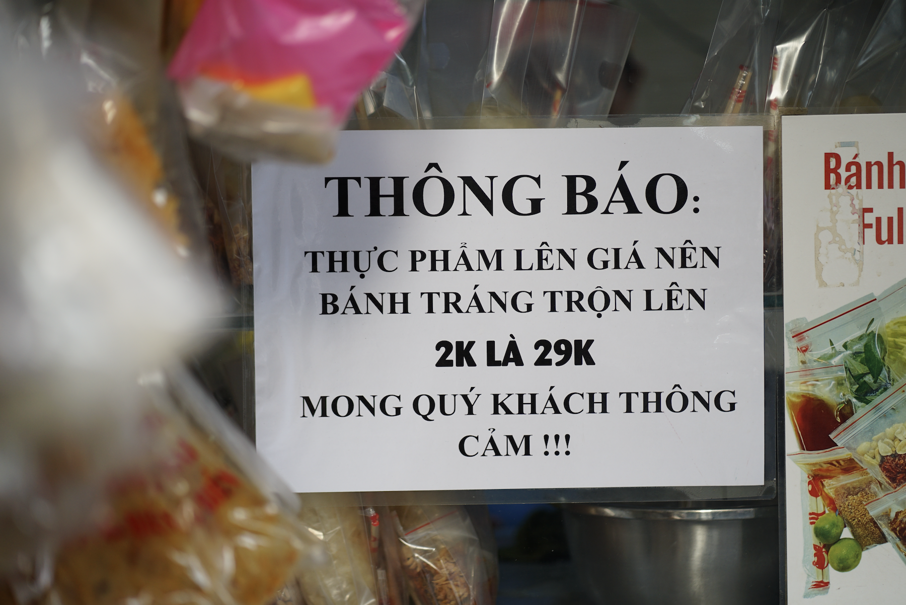 "Quán xin phép tăng 5.000 mong khách thông cảm" - Phía sau tấm bảng dán đè giá, tô phở vơi bớt đồ- Ảnh 1.