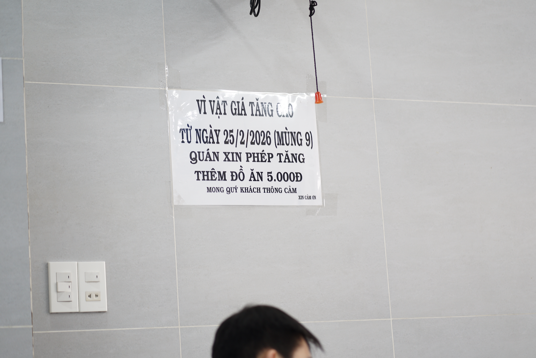 "Quán xin phép tăng 5.000 mong khách thông cảm" - Phía sau tấm bảng dán đè giá, tô phở vơi bớt đồ- Ảnh 2.