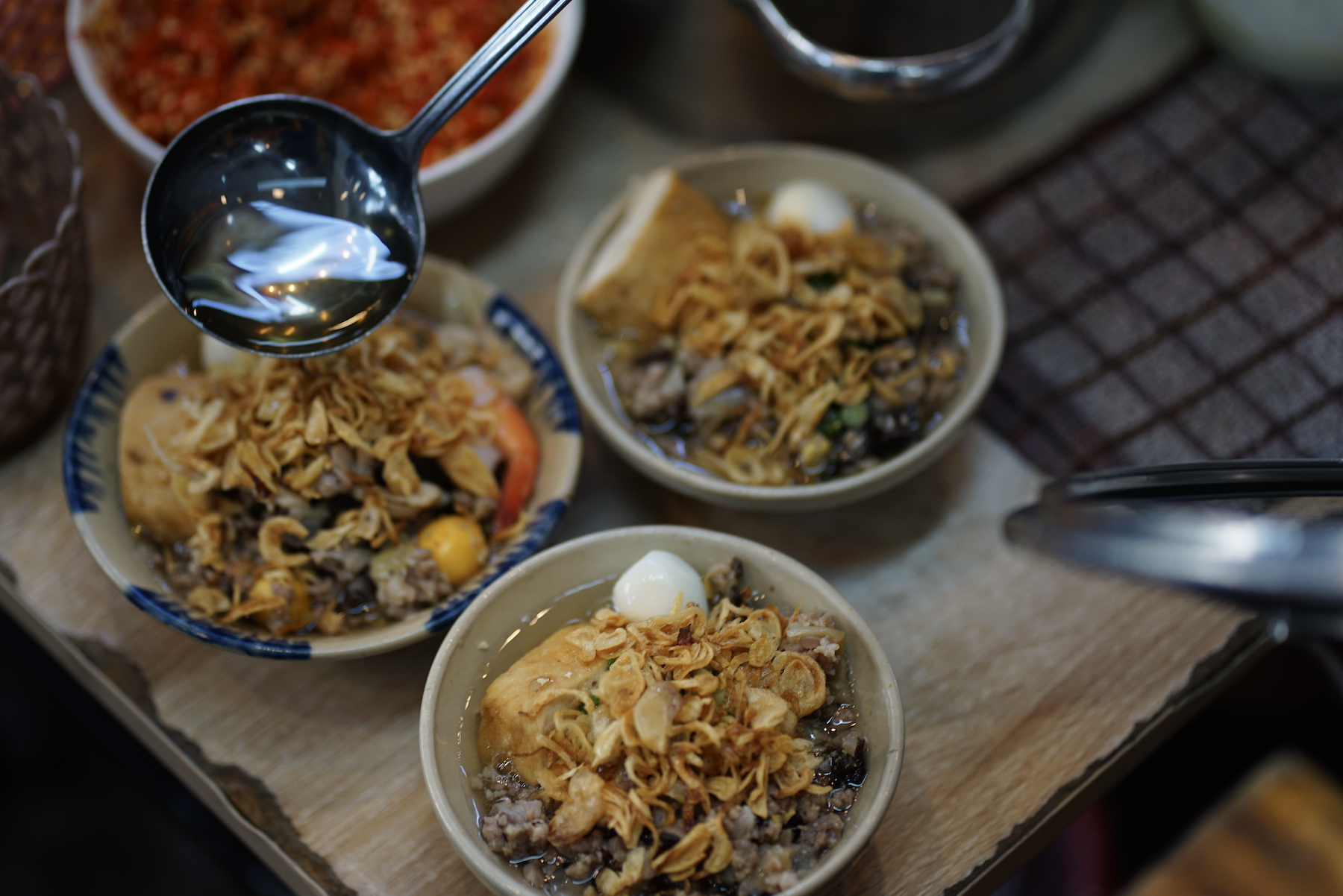 "Quán xin phép tăng 5.000 mong khách thông cảm" - Phía sau tấm bảng dán đè giá, tô phở vơi bớt đồ- Ảnh 5.