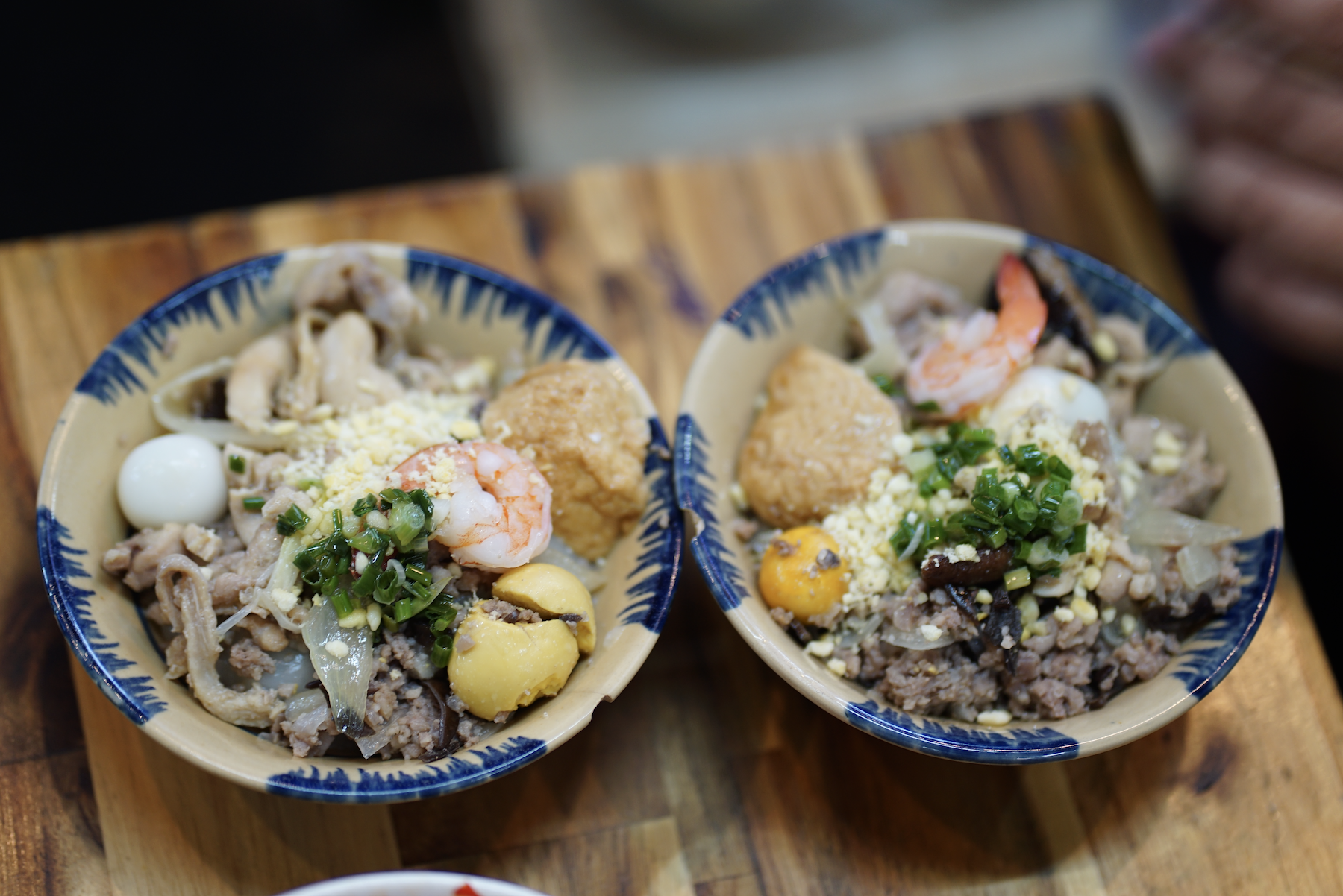 "Quán xin phép tăng 5.000 mong khách thông cảm" - Phía sau tấm bảng dán đè giá, tô phở vơi bớt đồ- Ảnh 7.