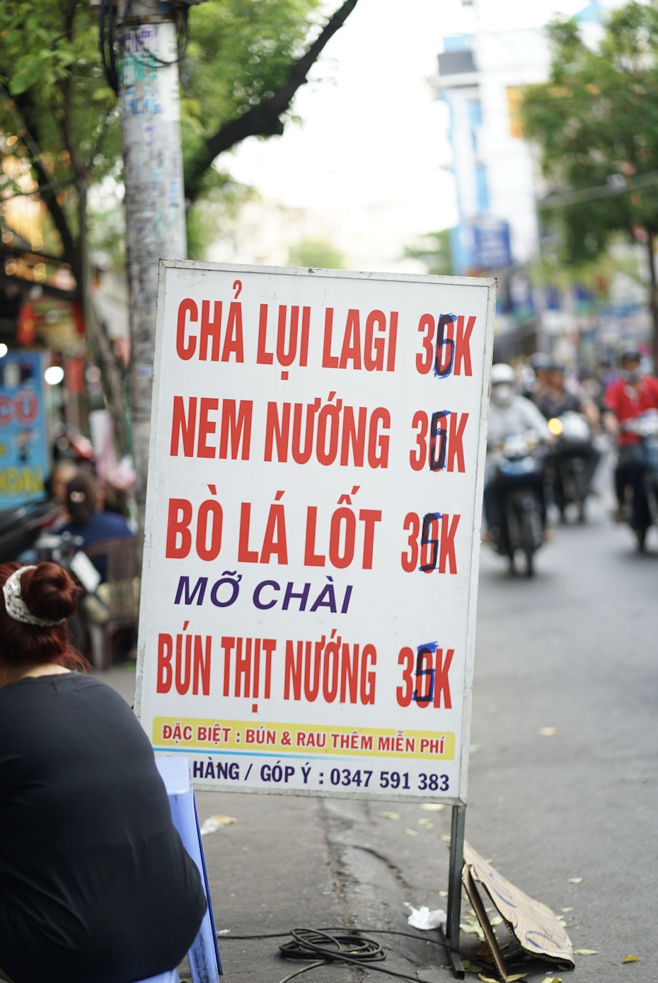 "Quán xin phép tăng 5.000 mong khách thông cảm" - Phía sau tấm bảng dán đè giá, tô phở vơi bớt đồ- Ảnh 3.