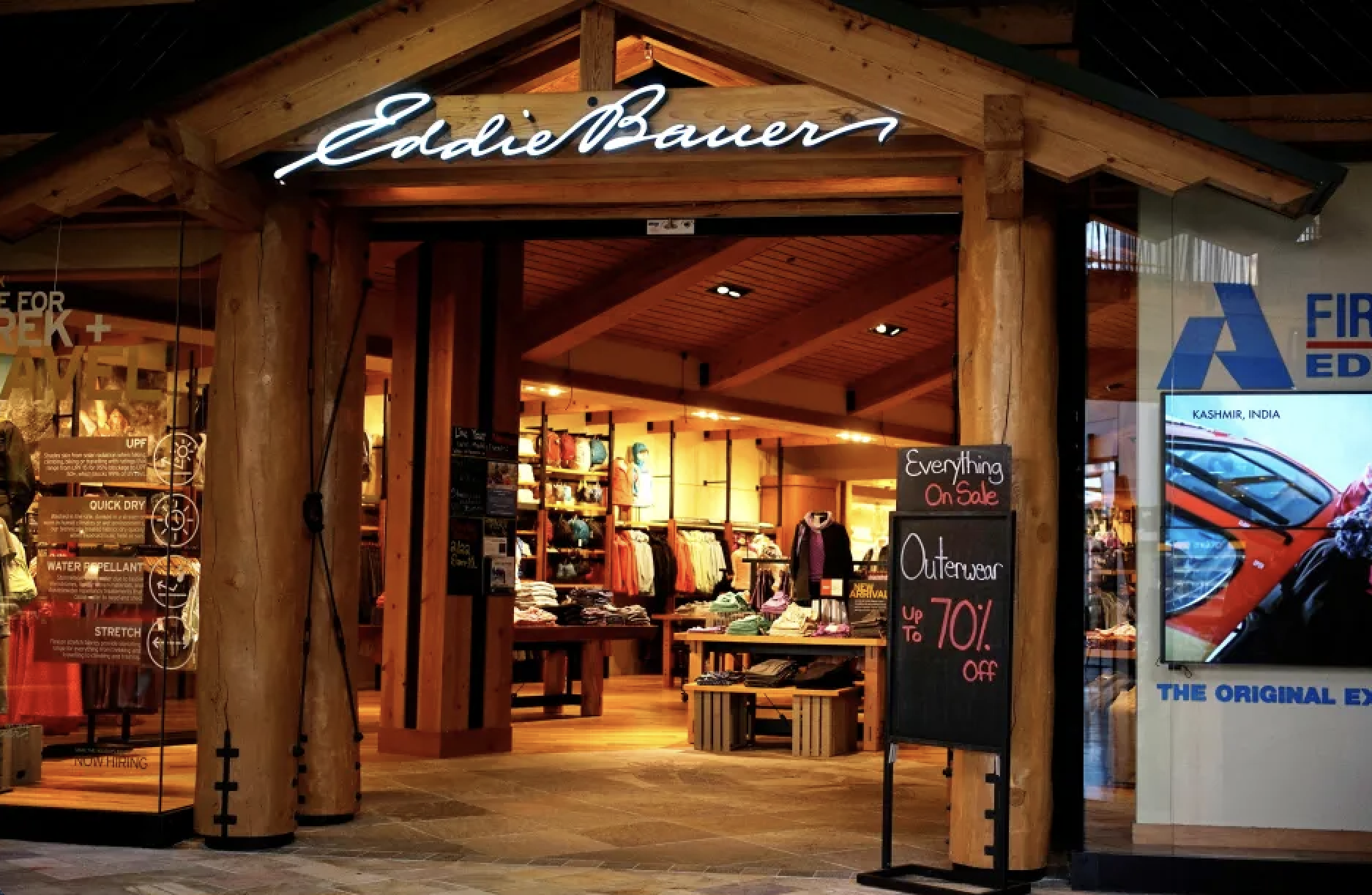 Thương hiệu thời trang nổi tiếng hơn 100 năm tuổi bất ngờ tuyên bố phá sản, 174 cửa hàng đồng loạt đóng cửa- Ảnh 1.