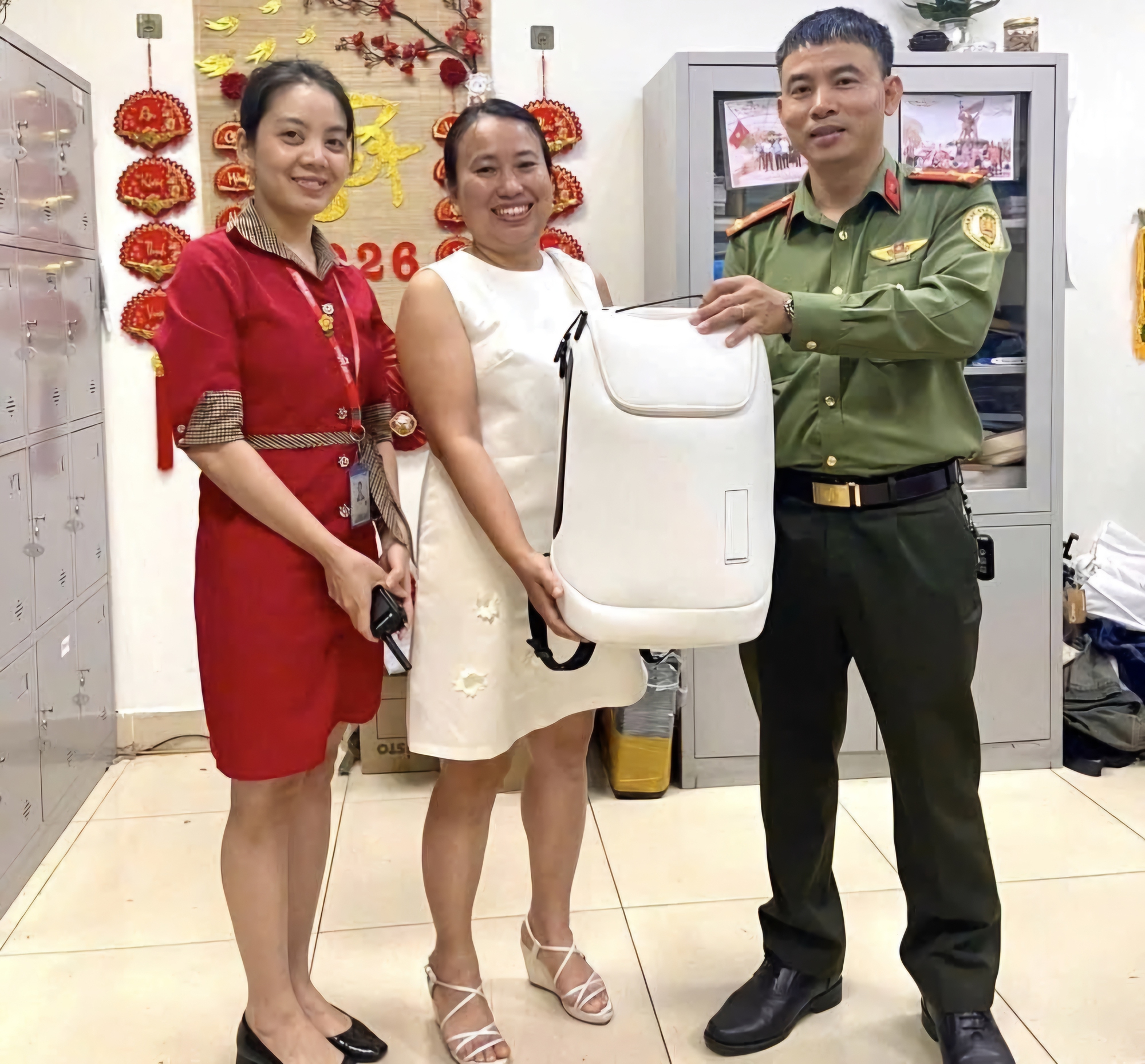 Bên trong chiếc balo màu trắng, bị bỏ lại ở sân bay Đà Nẵng - Ảnh 2.