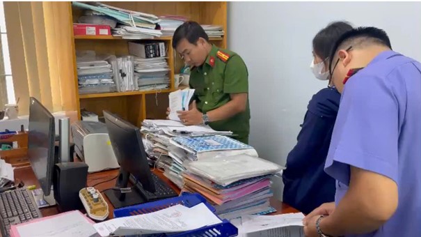 Khám xét chỗ ở và nơi làm việc, bắt giam cán bộ địa chính Trần Nguyễn Minh Nguyệt - Ảnh 1.