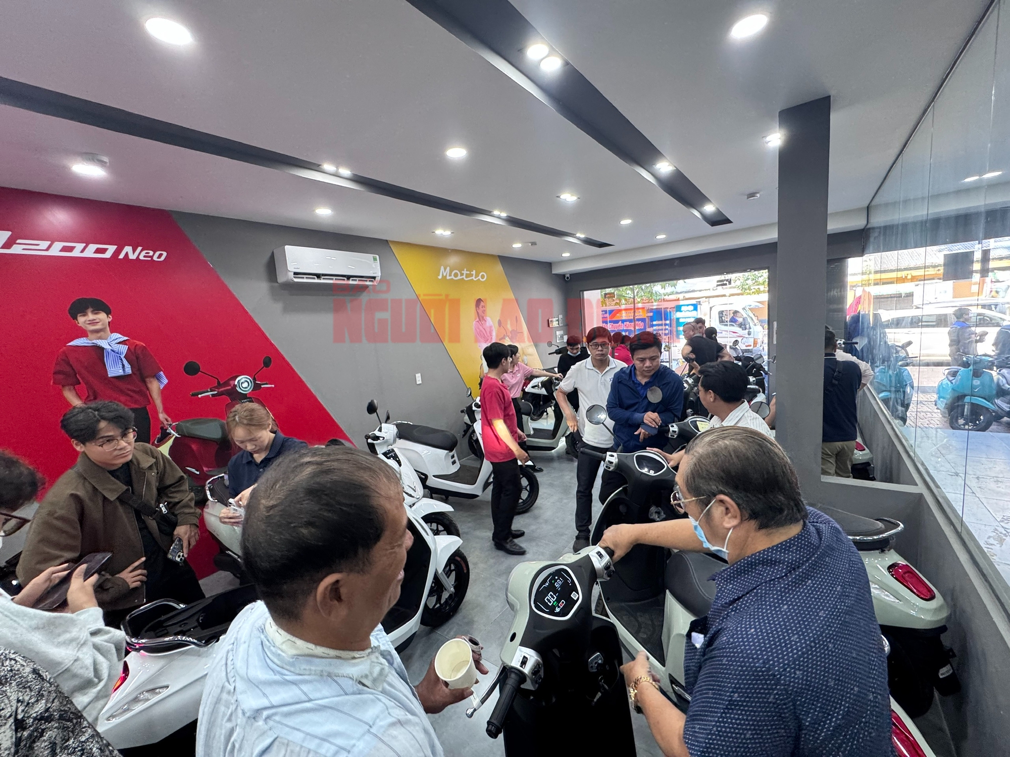 Xu hướng mua xe máy điện tăng vọt khi giá xăng cao tại TPHCM năm 2026 - Ảnh 2.