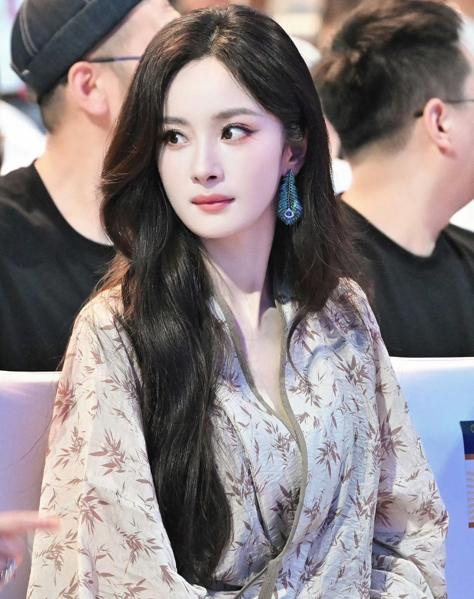 Mỹ nhân đầu tiên sống sót qua 4 lần cấm sóng: Đôi mắt là ngoại lệ quốc gia, nghỉ hát 12 năm vẫn bị đòi album mỗi ngày- Ảnh 2.