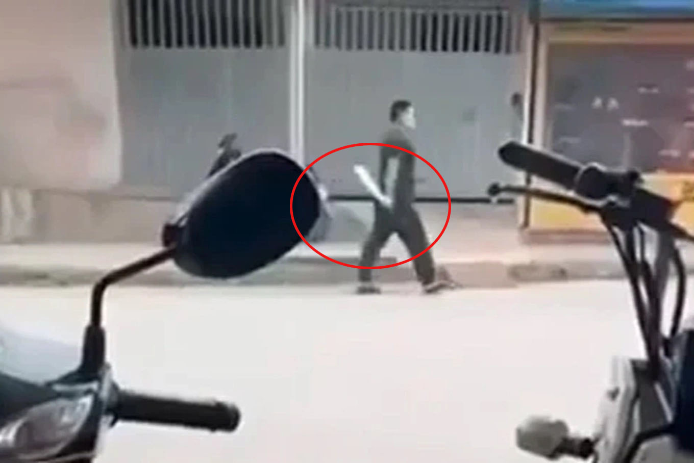 Danh tính đối tượng chém người ở quán cafe rồi cầm hung khí đi "dạo phố", nạn nhân bị thương nặng- Ảnh 1.