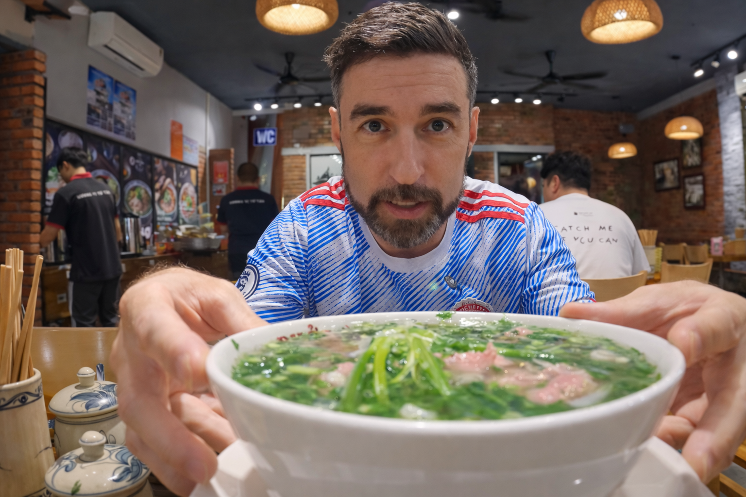 Khen phở “rất ngoan”, anh Tây khiến cả quán bật cười vì nhầm một chữ tiếng Việt - Ảnh 1.