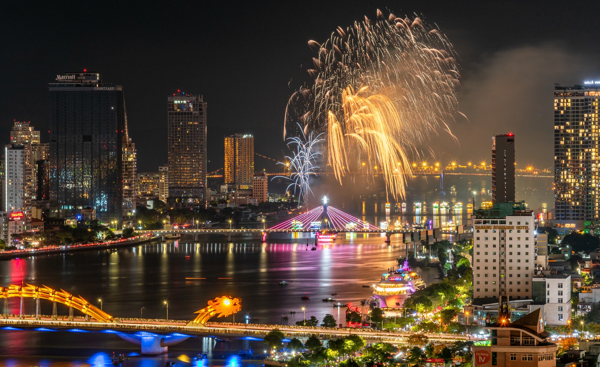 Giá vé pháo hoa Đà Nẵng 2026 cao nhất 4 triệu đồng cho đêm khai mạc - Ảnh 1.