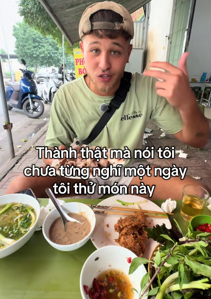Không phải phở hay bánh mì, đây mới là món ăn sáng Việt khiến khách Tây thốt lên: “Lần đầu trong đời ăn kiểu này, thật điên rồ”- Ảnh 2.