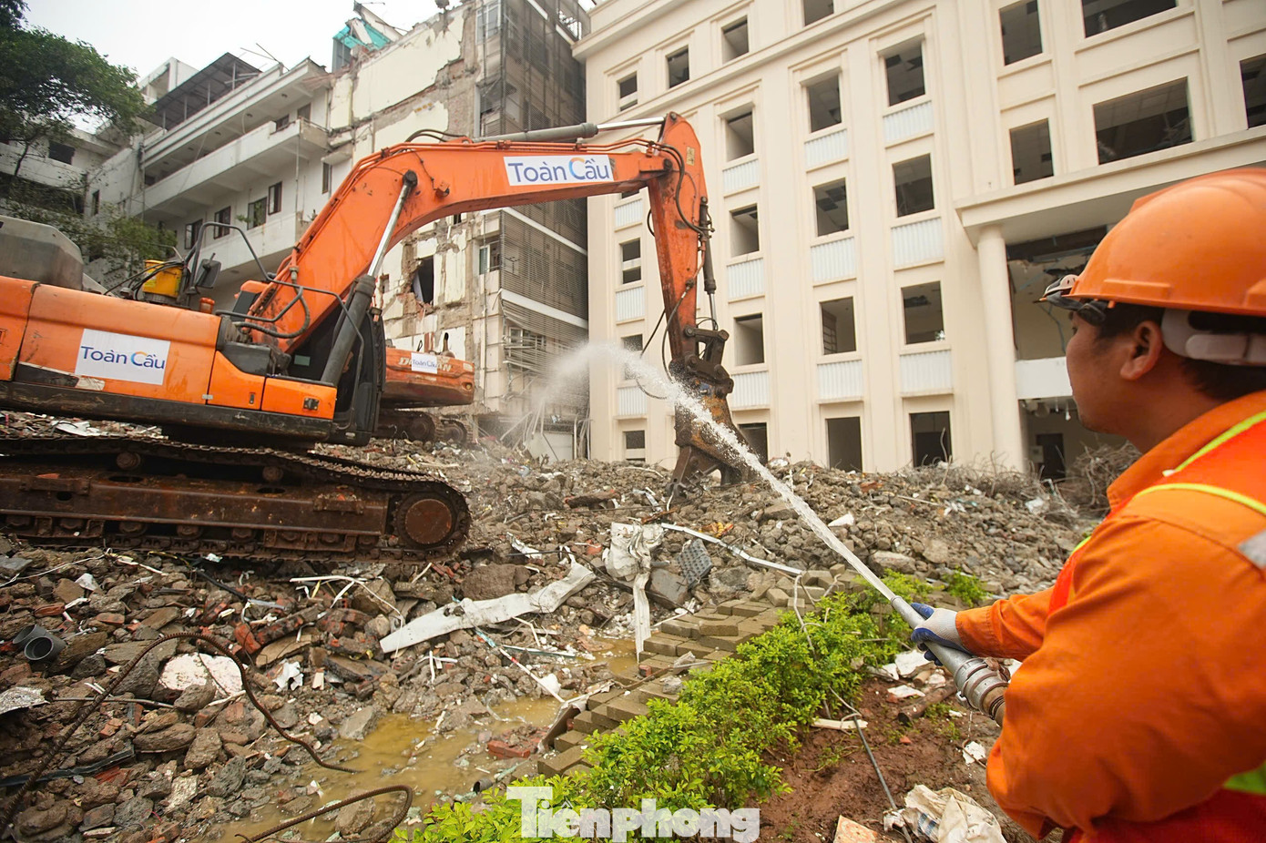 Phá dỡ công trình phía Đông hồ Hoàn Kiếm, liên tục phun nước dập bụi- Ảnh 4.