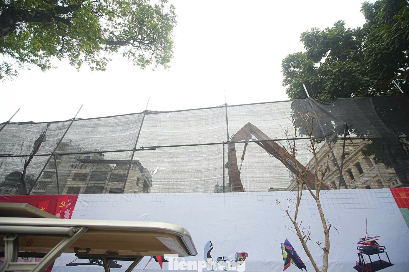 Phá dỡ công trình phía Đông hồ Hoàn Kiếm, liên tục phun nước dập bụi- Ảnh 3.