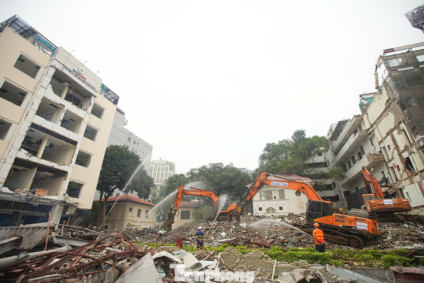 Phá dỡ công trình phía Đông hồ Hoàn Kiếm, liên tục phun nước dập bụi- Ảnh 8.
