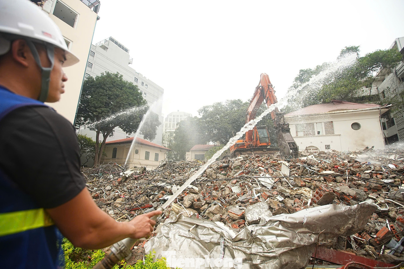 Phá dỡ công trình phía Đông hồ Hoàn Kiếm, liên tục phun nước dập bụi- Ảnh 2.