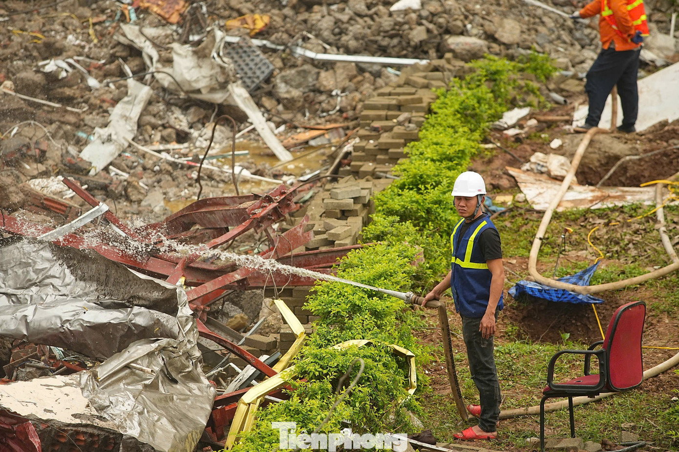 Phá dỡ công trình phía Đông hồ Hoàn Kiếm, liên tục phun nước dập bụi- Ảnh 6.