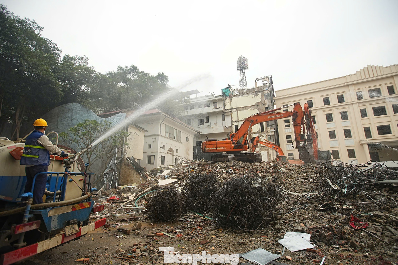 Phá dỡ công trình phía Đông hồ Hoàn Kiếm, liên tục phun nước dập bụi- Ảnh 7.