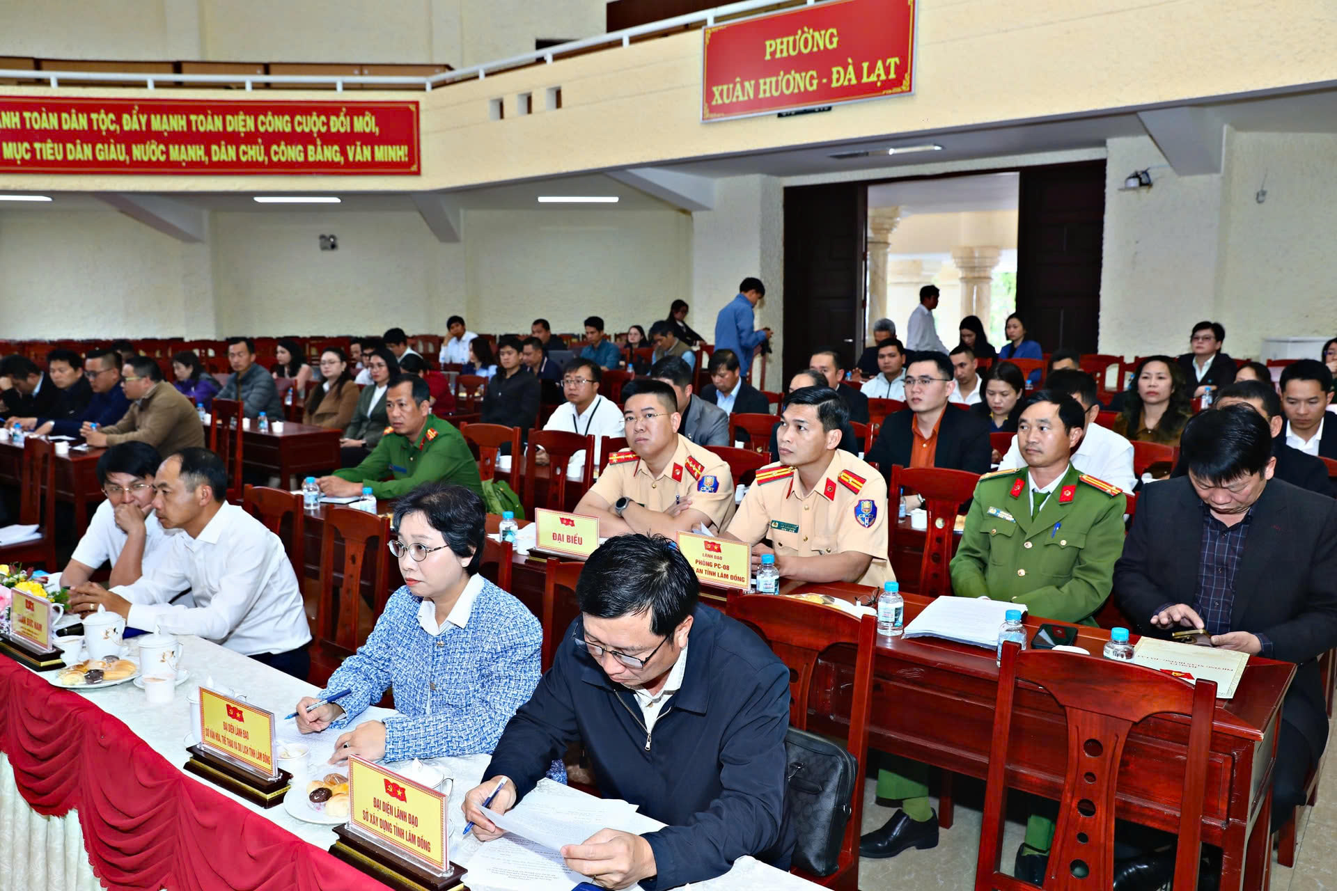 Chủ động phân luồng giao thông, kích cầu du lịch khi sân bay Liên Khương tạm đóng cửa- Ảnh 2.