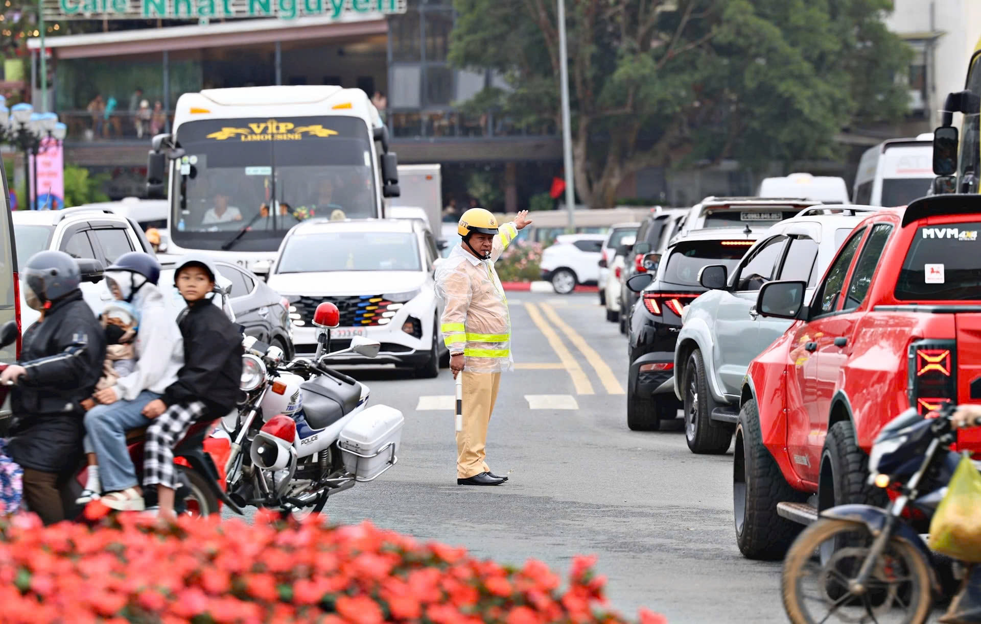 Chủ động phân luồng giao thông, kích cầu du lịch khi sân bay Liên Khương tạm đóng cửa- Ảnh 4.