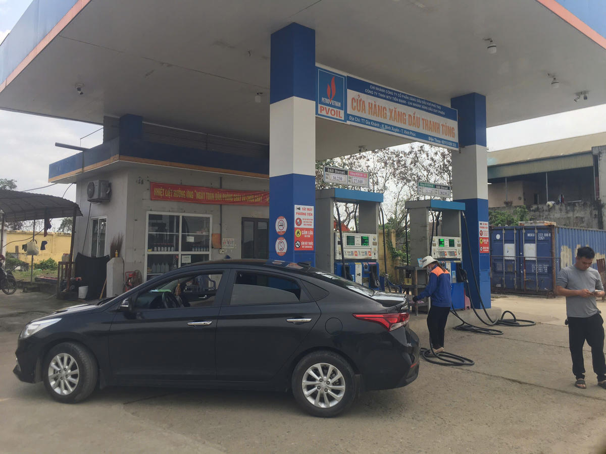 Giá xăng giảm sâu: Tài xế phấn khởi, trạm xăng vắng khách - Ảnh 2.