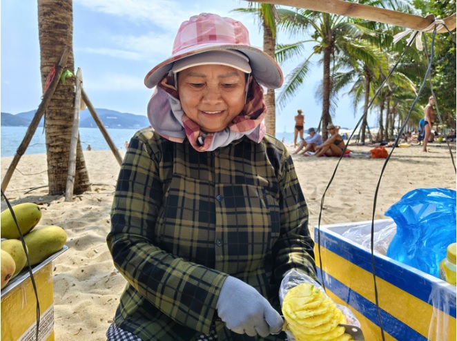 Người bán hàng rong ở Nha Trang gây sốt toàn cầu: Công việc này giúp bà nuôi 2 con gái đang học đại học- Ảnh 1.