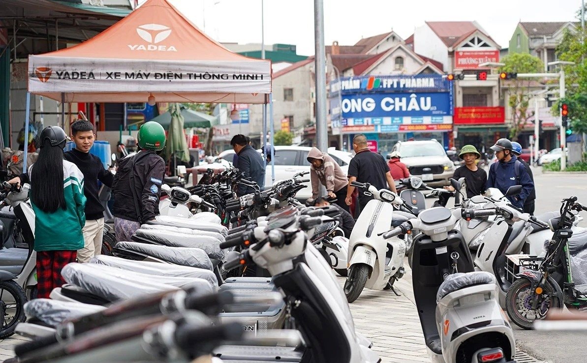 Hết mua vàng bạc, người dân giờ xếp hàng, bốc số mua xe máy điện: Đại lý cháy hàng, khách phải cọc đợi vài ngày mới có xe - Ảnh 3.