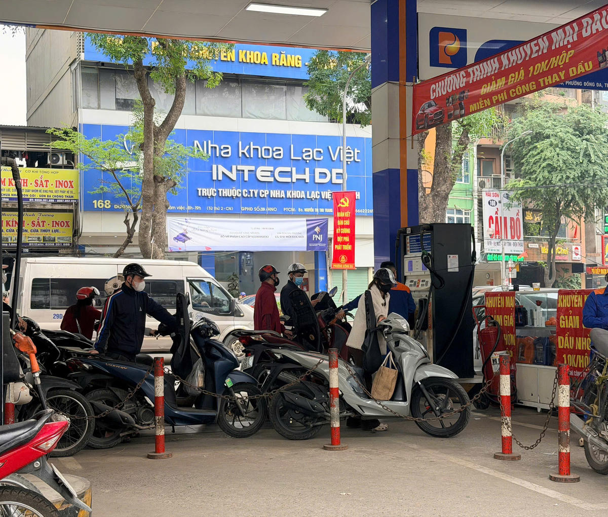 Giá xăng giảm sâu: Tài xế phấn khởi, trạm xăng vắng khách - Ảnh 3.