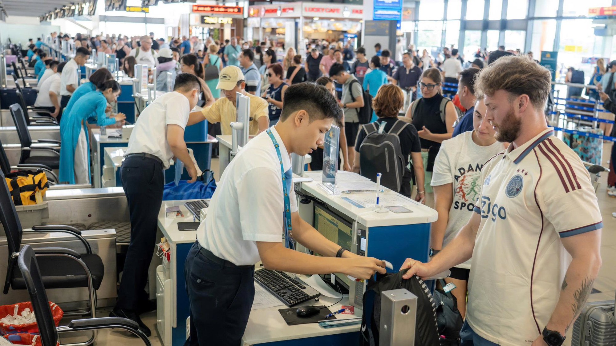 Giá vé máy bay trước áp lực nhiên liệu: Không dồn hết gánh nặng lên hành khách - Ảnh 1.