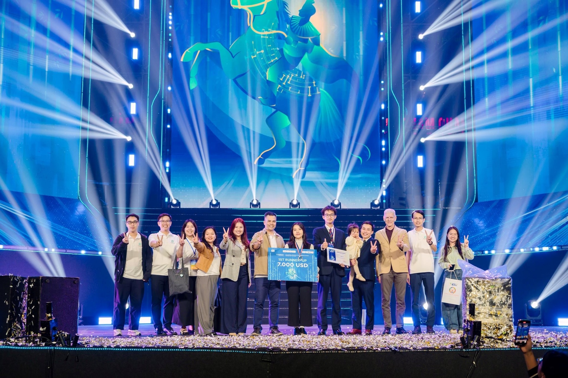 Startup được tỷ phú Phạm Nhật Vượng ươm mầm: Giải bài toán trạm sạc, giúp giảm 40% chi phí vận hành- Ảnh 2.