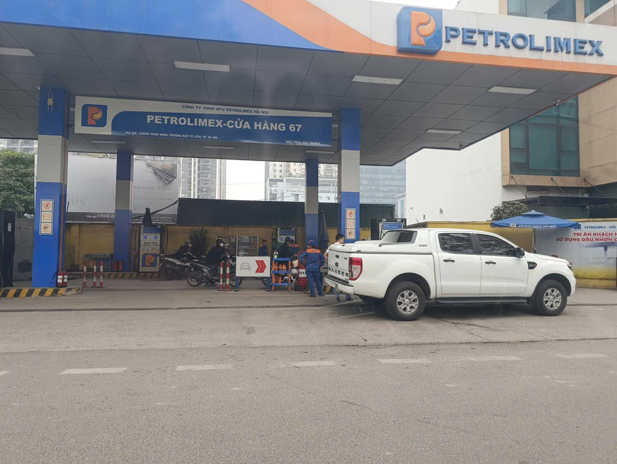 Giá xăng giảm sâu: Tài xế phấn khởi, trạm xăng vắng khách - Ảnh 1.