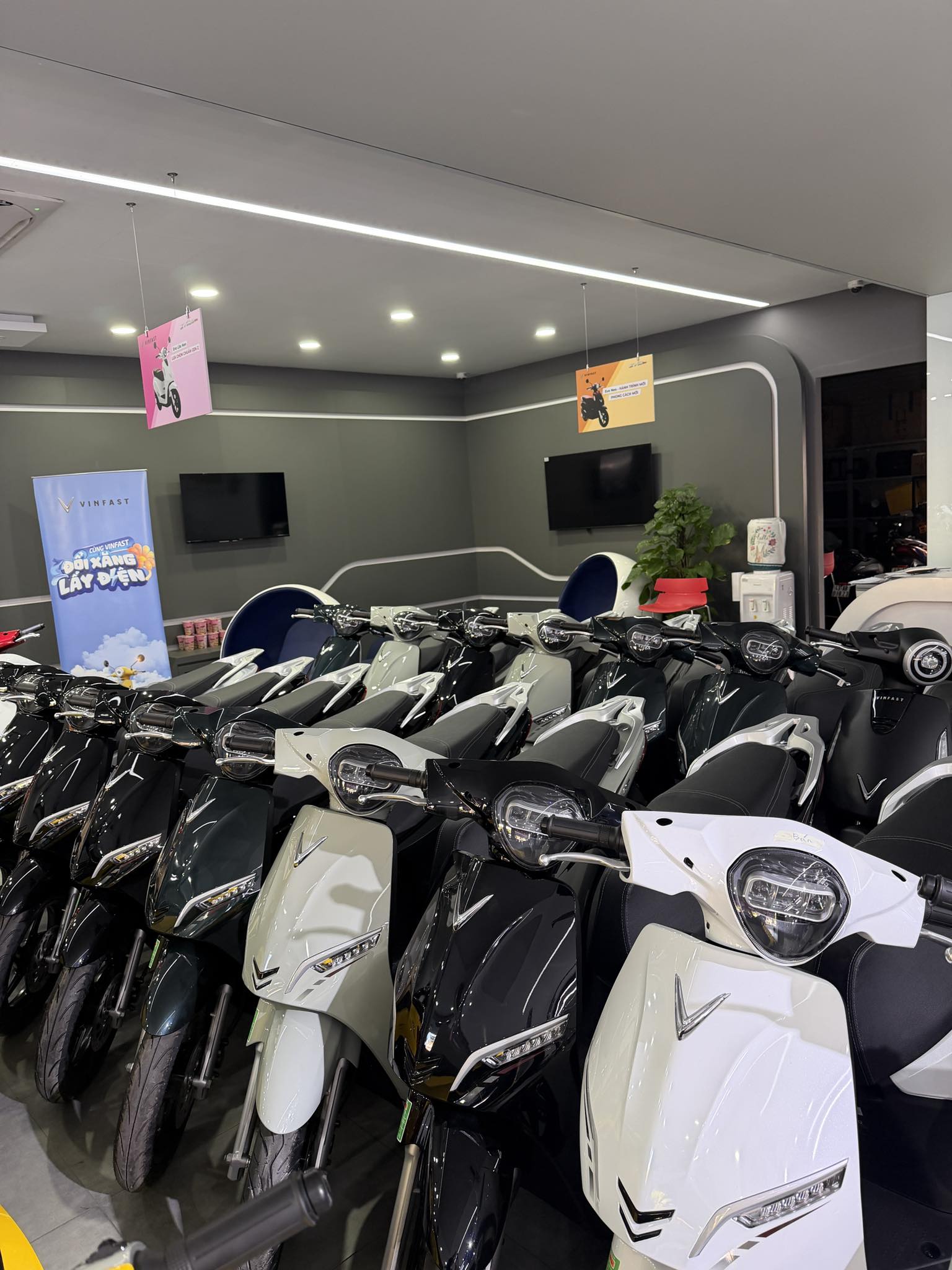 Người Việt đổ xô đi mua xe máy điện, nhiều đại lý thông báo "cháy hàng"- Ảnh 2.