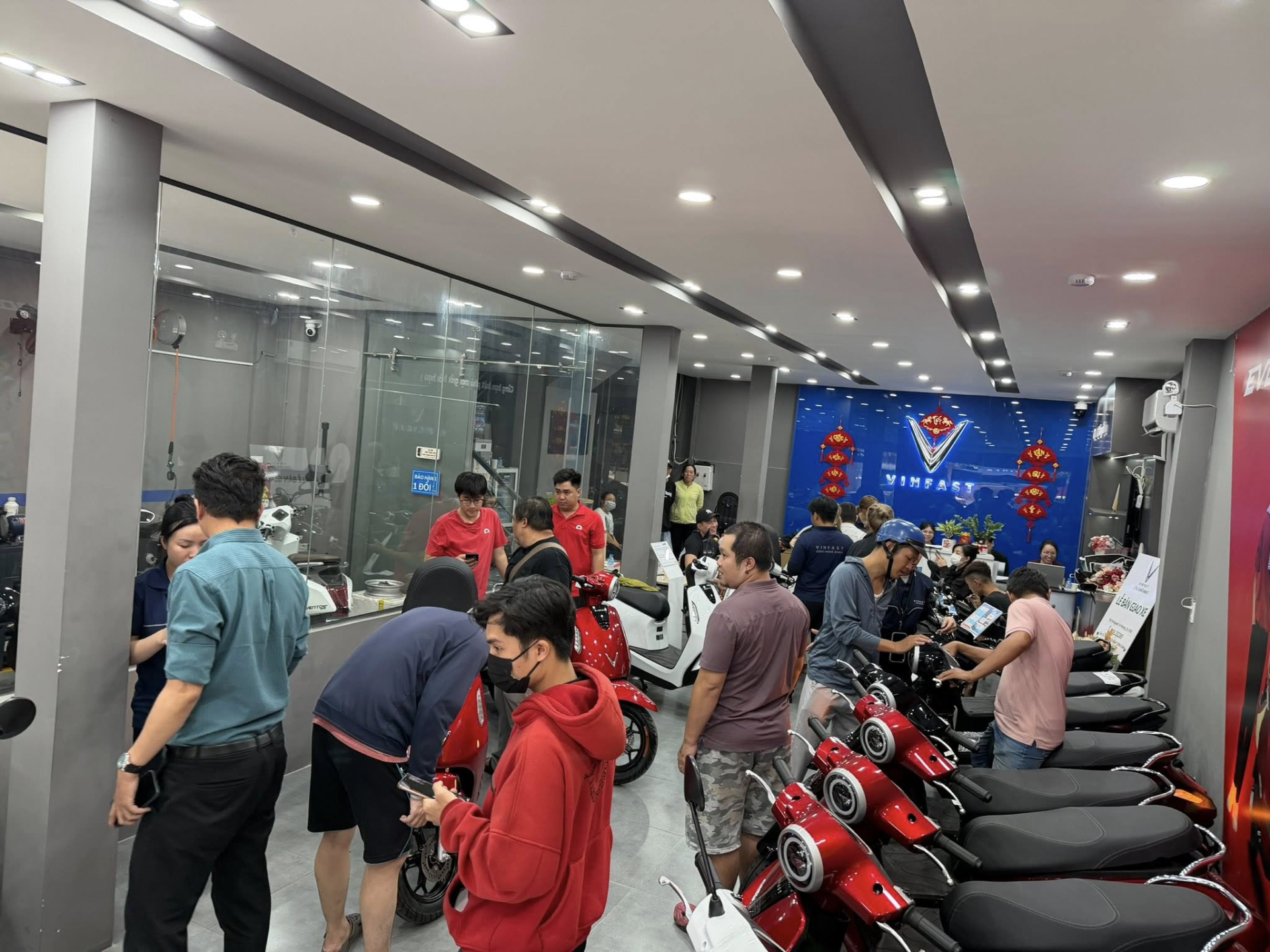 Người Việt đổ xô đi mua xe máy điện, nhiều đại lý thông báo "cháy hàng"- Ảnh 1.