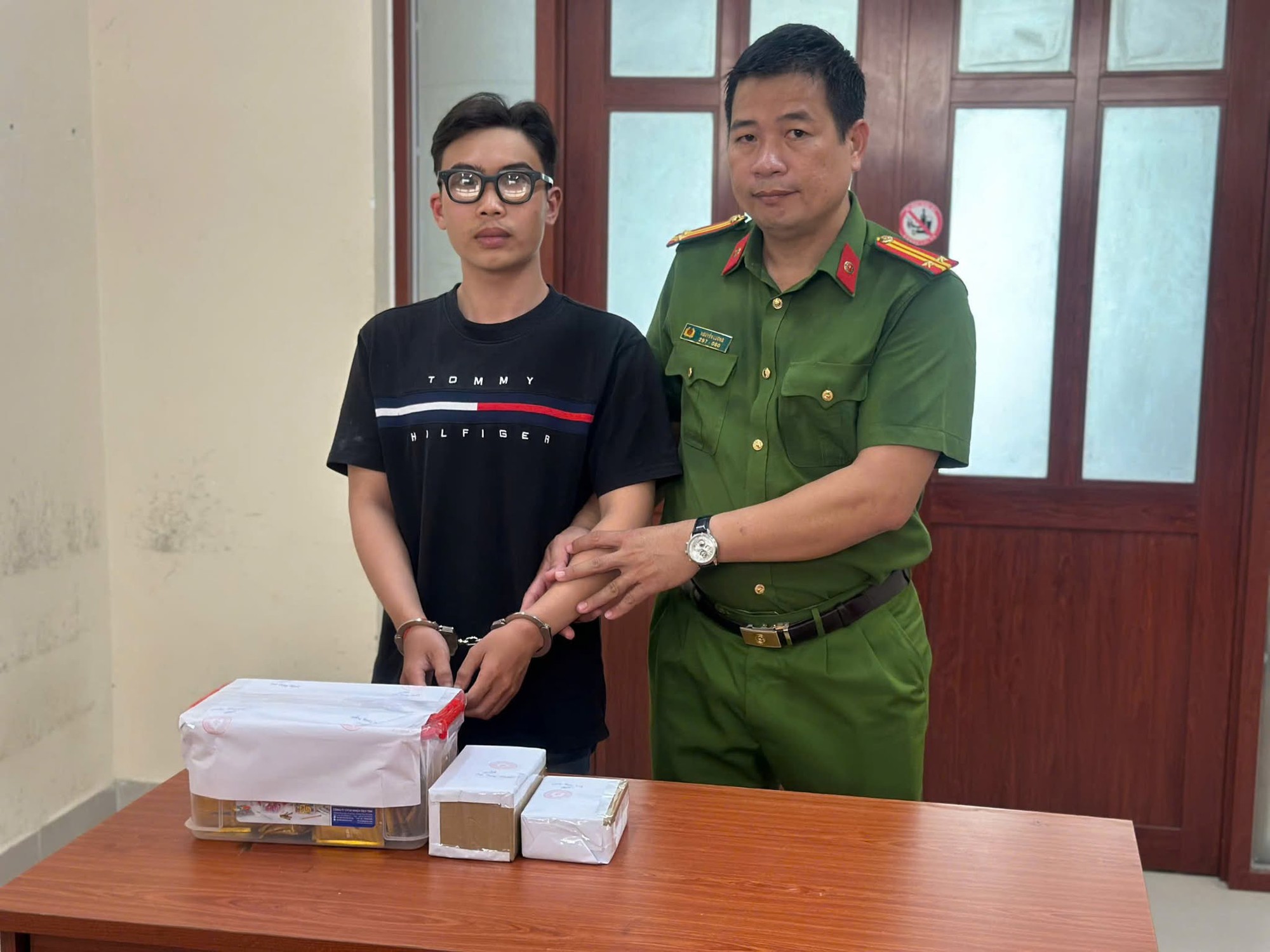 Triệt phá đường dây ma túy tiêu thụ khắp các tỉnh thành, thu giữ gần 1.000 viên thuốc lắc và hơn 17kg "hàng cấm"- Ảnh 5.