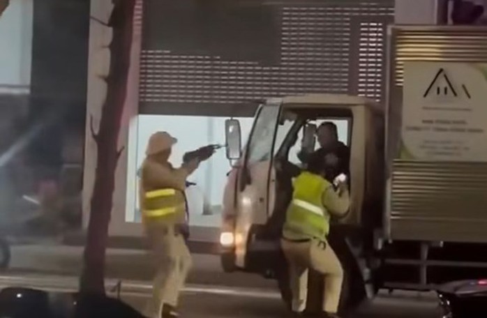 Bắt khẩn cấp tài xế không chấp hành kiểm tra nồng độ cồn, tông xe CSGT rồi bỏ chạy- Ảnh 2.