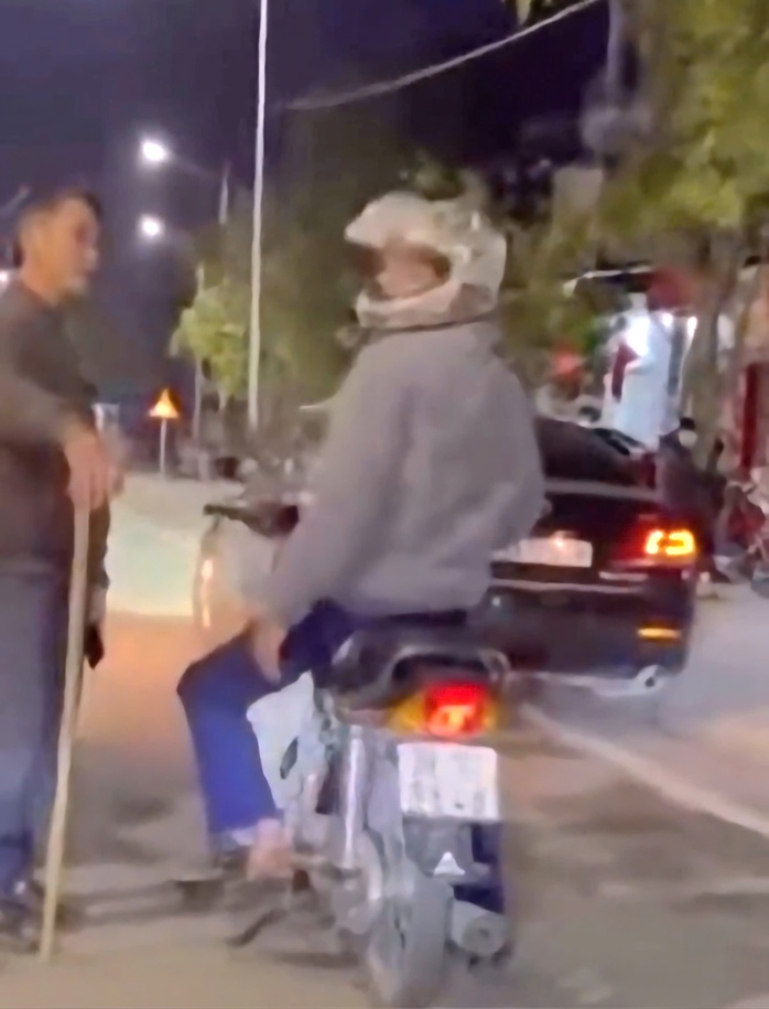 Giám đốc doanh nghiệp ngang nhiên dừng xe giữa đường, dùng gậy “tác động” vào chân người đi xe máy - Ảnh 2.