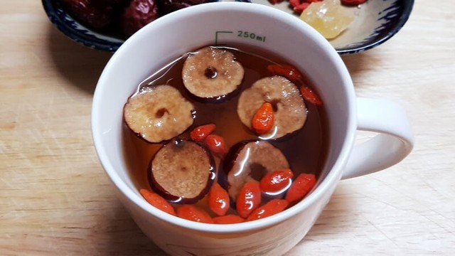 Món nước mà "chim công làng múa" Dương Lệ Bình chăm uống gồm 2 thành phần được đánh giá có lợi cho nhan sắc, phụ nữ 40+ càng nên uống- Ảnh 4.