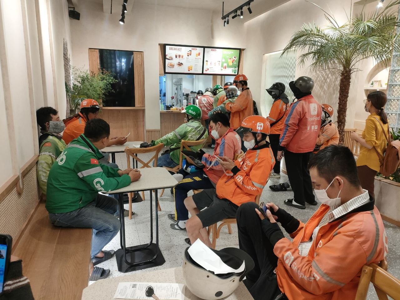 Xăng tăng giá, shipper né "cuốc xa", nhiều người cũng hạn chế ra đường: "Ngoài đi học thì 1 tuần em chỉ đi chơi 1, 2 lần"- Ảnh 3.