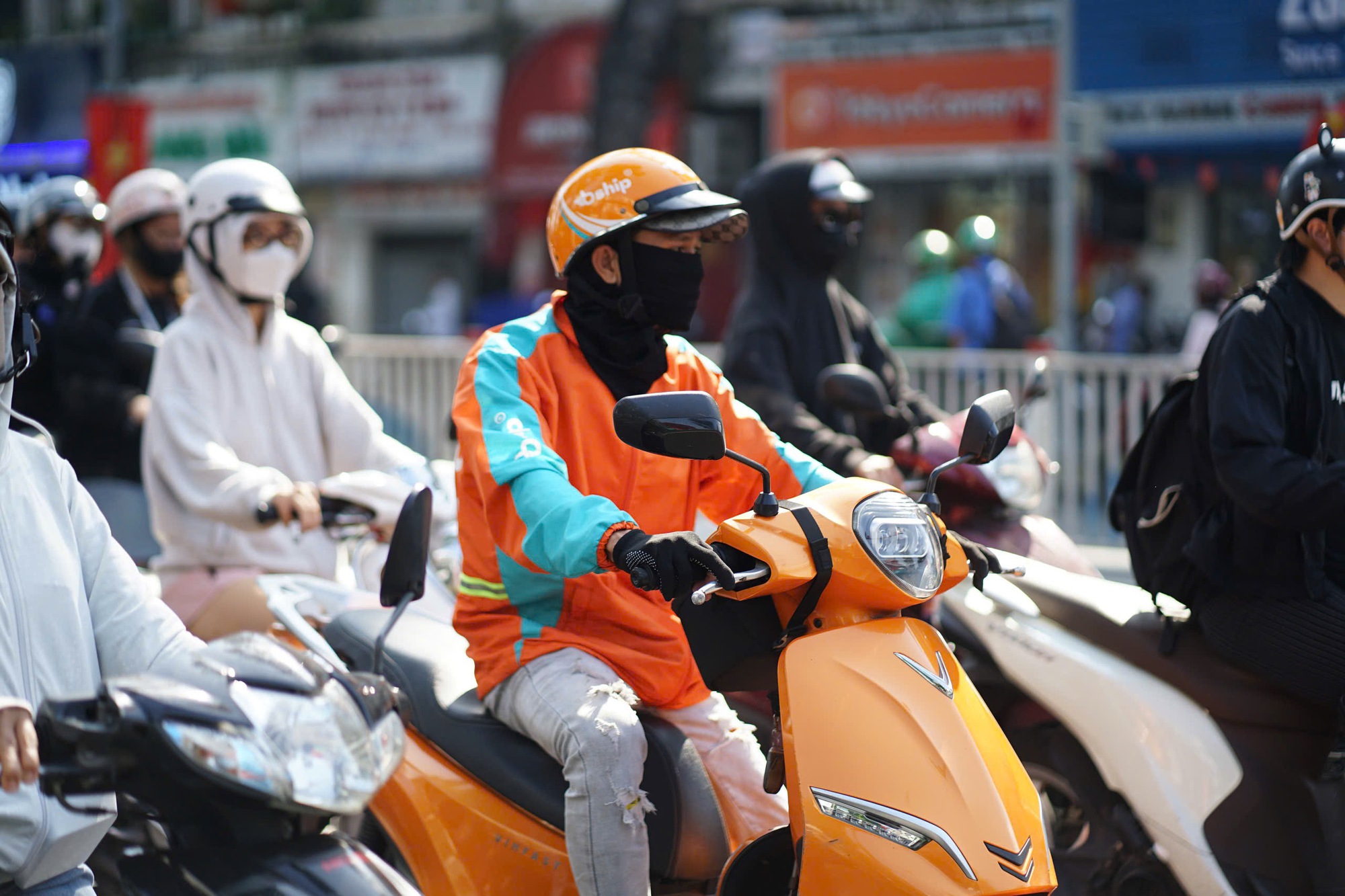 Xăng tăng giá, shipper né "cuốc xa", nhiều người cũng hạn chế ra đường: "Ngoài đi học thì 1 tuần em chỉ đi chơi 1, 2 lần"- Ảnh 1.