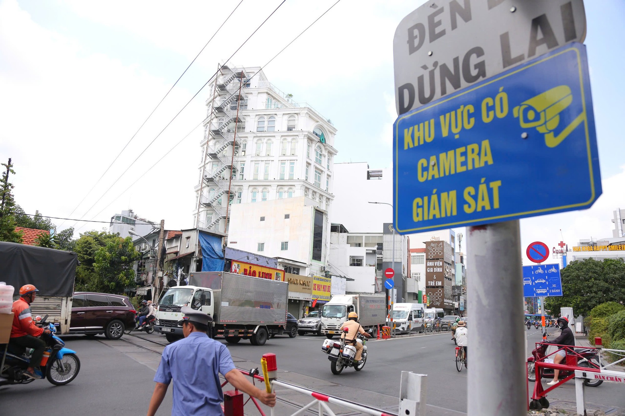 CSGT TPHCM sẽ xử lý các lỗi này nếu xâm phạm an toàn giao thông đường sắt - Ảnh 1.