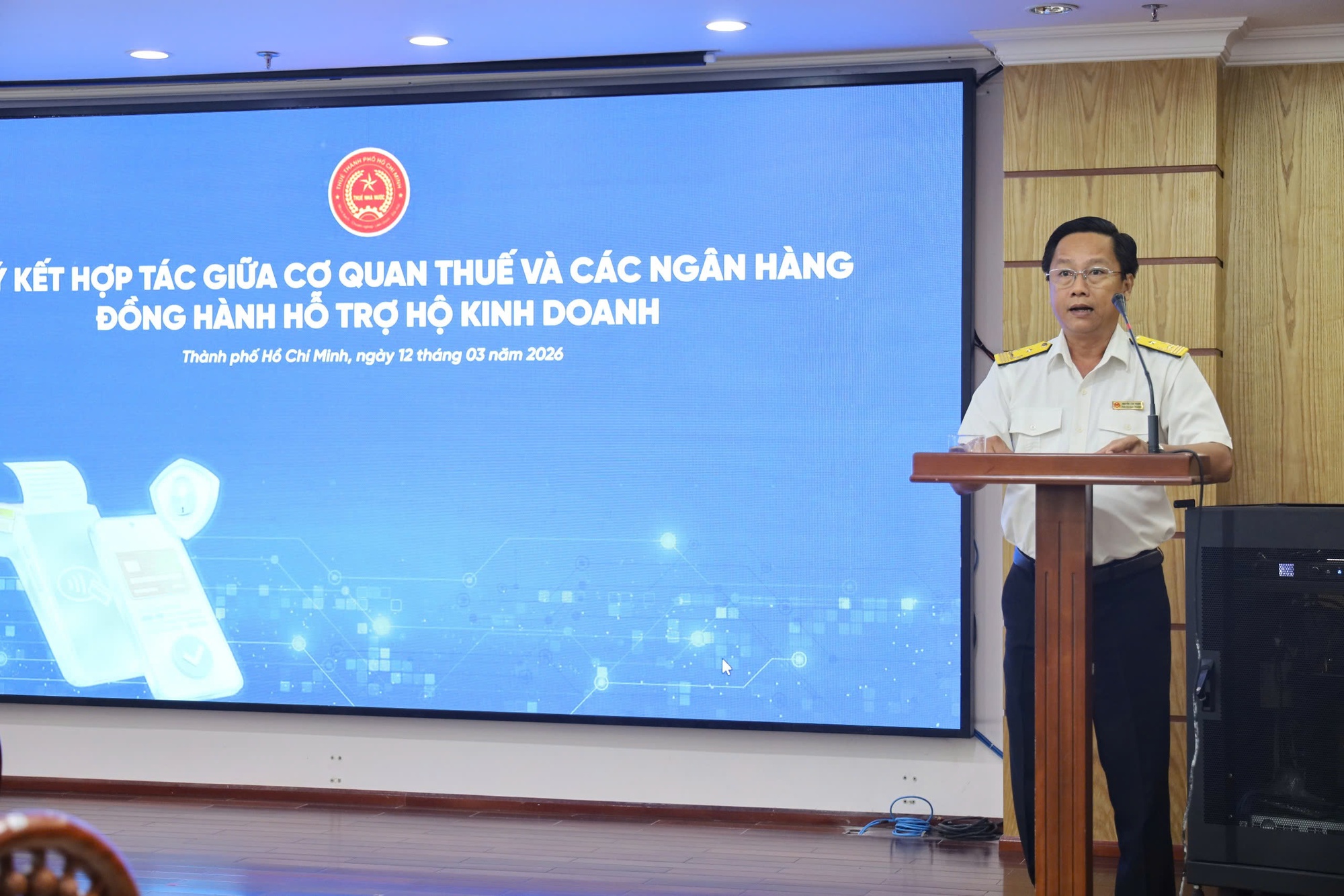 Thuế TP.HCM và OCB đồng hành cùng hộ kinh doanh chuyển đổi hình thức kê khai thuế - Ảnh 2.