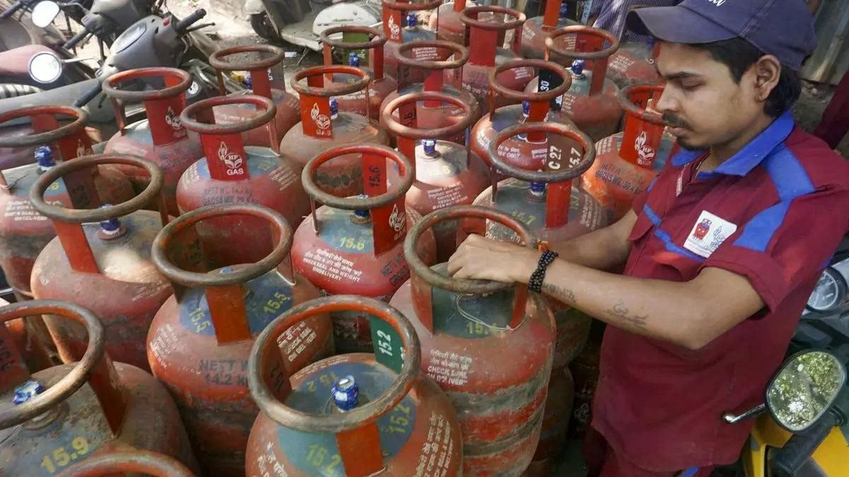 Căng thẳng Iran: Hàng hóa xuất khẩu đình trệ, nhà máy, nhà hàng tại một quốc gia châu Á phải tạm dừng vì thiếu khí đốt - Ảnh 1.