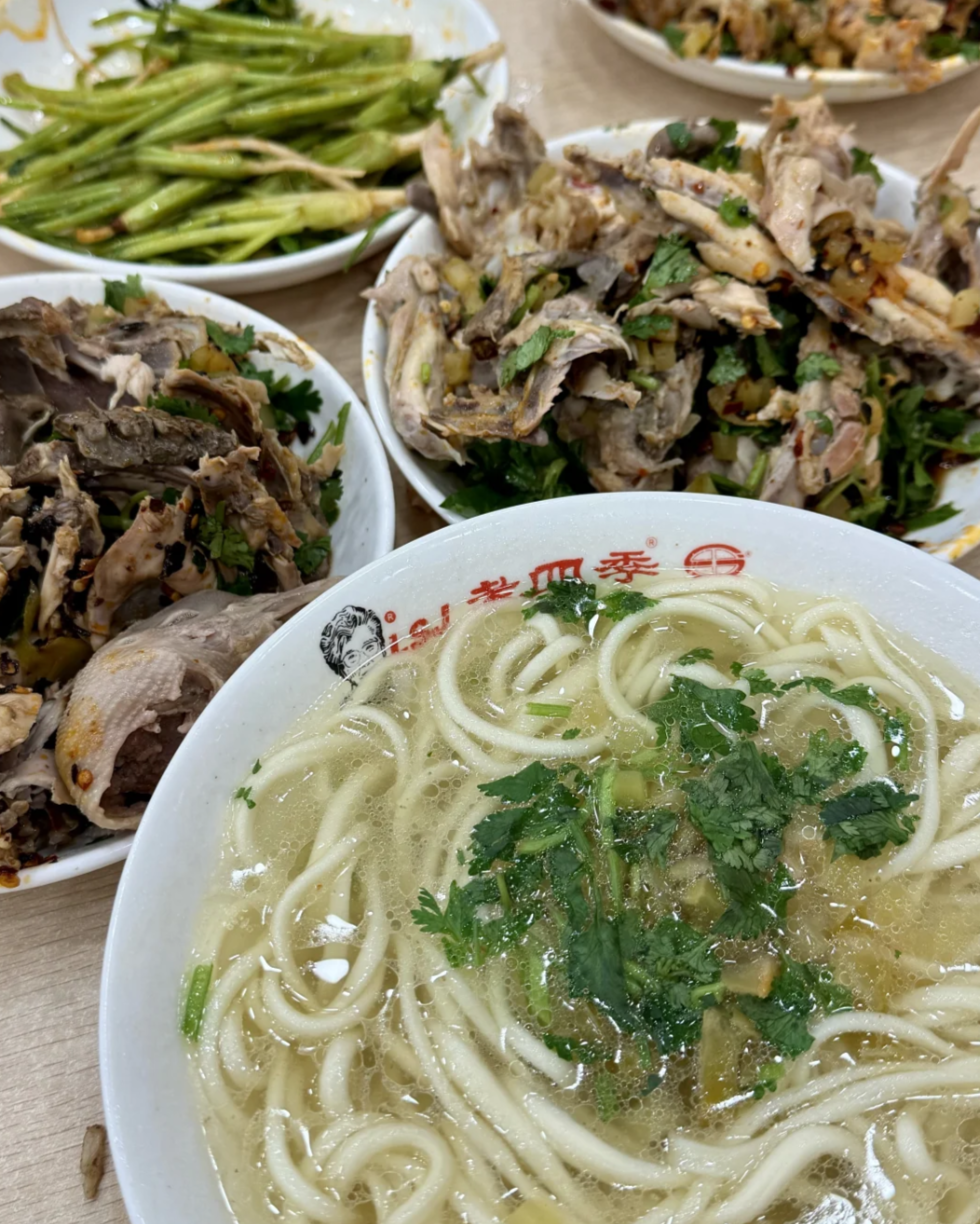 Ai mê bún phở chắc chắn phải thèm "chảy nước miếng" với 6 tô mì nức tiếng vùng này: Nước dùng thanh ngọt, thêm khúc "xí quách" thì quên sầu!- Ảnh 3.