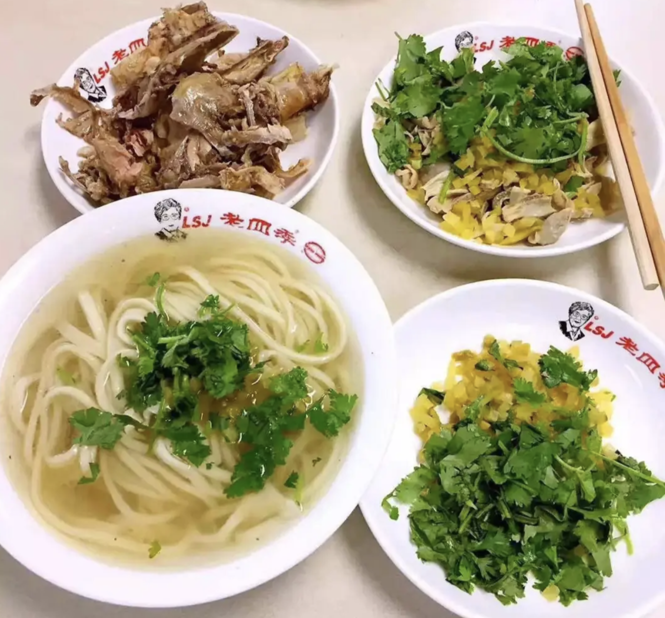 Ai mê bún phở chắc chắn phải thèm "chảy nước miếng" với 6 tô mì nức tiếng vùng này: Nước dùng thanh ngọt, thêm khúc "xí quách" thì quên sầu!- Ảnh 2.